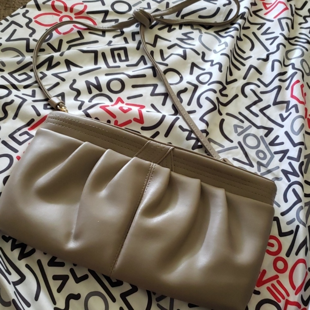 (donations soon) Beige purse